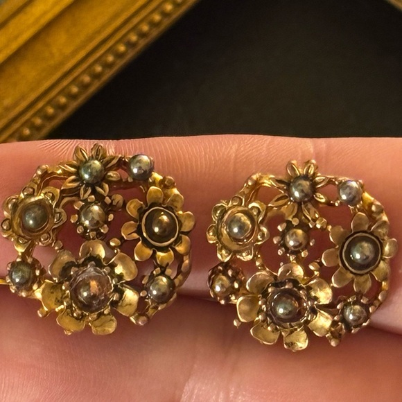 Vintage Jewelry - VTG Gorgeous Brassy Gold Floral Cluster w/ Grey Pearls Earrings